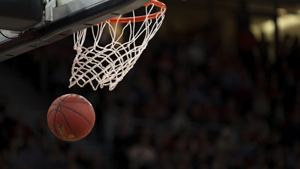 NBA 2025-2026赛季揭幕战，湖人队与勇士队球员篮下对抗